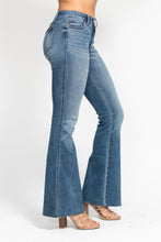 Load image into Gallery viewer, JUDY BLUE Mid Rise Vintage Flare Jean w/ TUMMY CONTROL