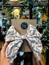 Load image into Gallery viewer, Prairie Lark Bow