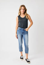 Load image into Gallery viewer, JUDY BLUE Mid-Rise Capri