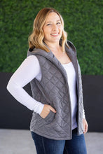 Load image into Gallery viewer, woman wearing grey vest