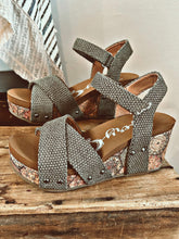 Load image into Gallery viewer, VERY G Shirley Wedge Sandals