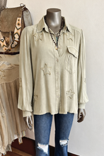 Load image into Gallery viewer, Mannequin wearing a beige shirt and blue jeans in a clothing store setting.